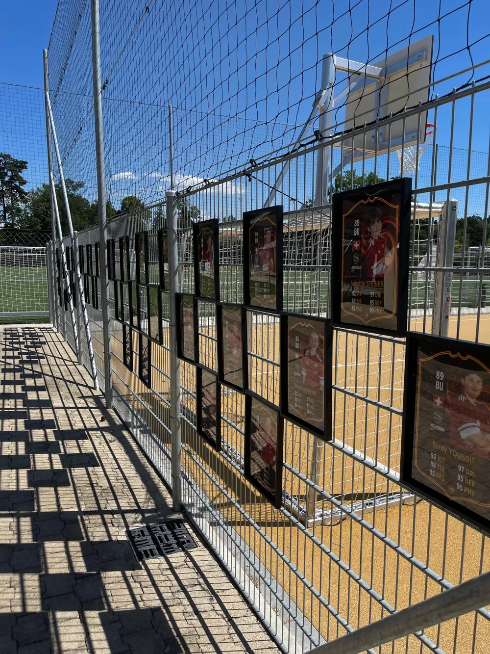 Affiches de joueurs exposées le long du terrain