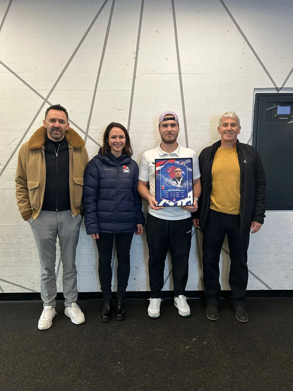 Remise d'un cadre joueur au HC Neuchâtel Université
